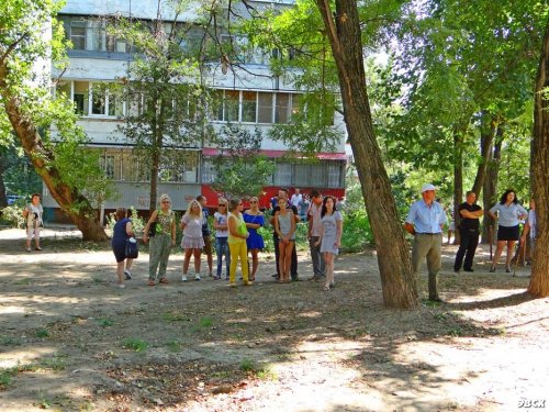 Привезенные застройщиком люди, купившие квартиры в "Белых парусах"