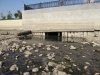 Один из крупнейших сливов, рядом с лестничным спуском к реке