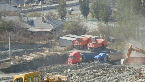 Расстояние от жилых домов до карьера - от 10 до 25 метров