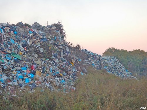 Огромные мусные холмы на границах свалки