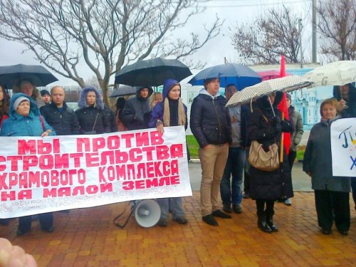 Плакаты противников строительства 