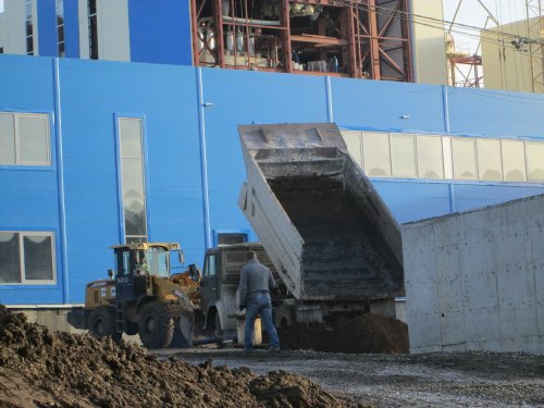 Строительная техника за въездом на завод