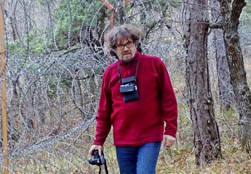 Андрей Рудомаха во время инспекции незаконных заборов вокруг "дачи Ремезкова" в Ленинградской щели