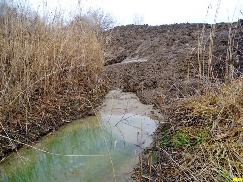 Ручей в районе авторынка в Краснодаре засыпанный в результате незаконной отсыпки территории