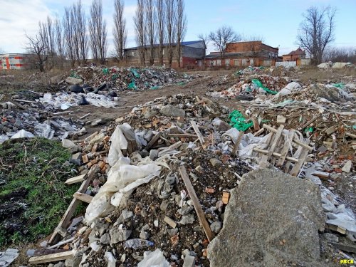 Западная окраина поселка Энем. Рядом со незаконной свалкой расположена промышленная зона