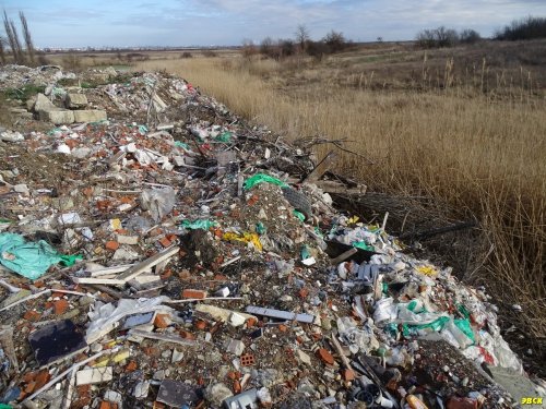 Энем, пойма ручья на западной окраине поселка завалена отходами на глубину более 5 метров