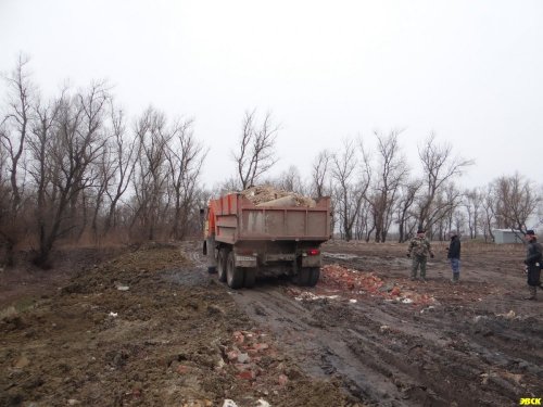 Увидев посторонних людей грузовик уезжает обратно 