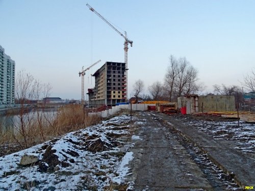 Компания "Пересвет-Регион-Краснодар" огораживает новый участок берега Карасуна