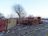 На огораживаемую территорию завозятся строительные конструкции