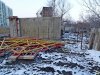 На огораживаемую территорию завозятся строительные конструкции