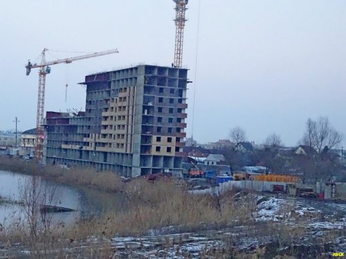 Строящийся дом ЖК "Курортный берег" стоит на самом берегу Карасуна