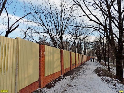 Длинный забор вдоль Тропы здоровья отгораживает поместье Ремезкова