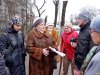 Представитель ЭкоВахты Максим Ребеченко беседует с выступающими против вырубки зеленой зоны жителями Ростовского шоссе