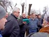 Начальник отдела озеленения администрации Краснодар Иса Чингариев пытается доказать, что рубка осуществляется "законно"