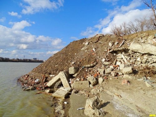 Засыпанная акватория реки Кубань со стороны авторынка 