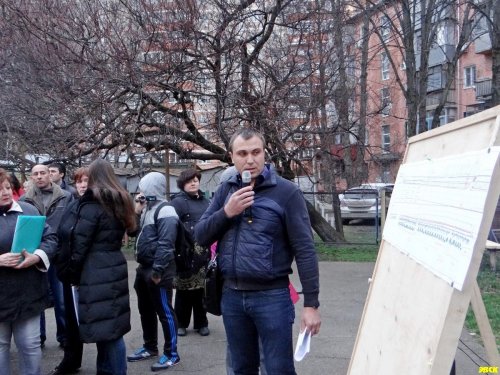 Главному инженеру Усть-Лабинского ДРСУ на сходе была отведена роль "мальчика для битья"