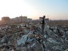 Активист Эколоческой Вахты Виктор Чириков осматривает мусорные завалы