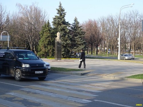 Бюст Ф.Э. Дзержинского и прилегающая площадка 