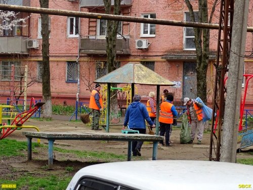 Перед приездом губернатора дворы примыкающих домов активно убирают 