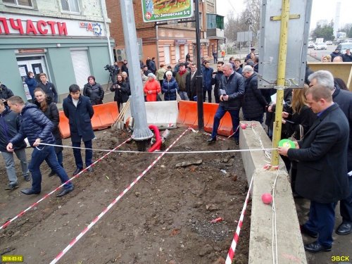 Чиновники специально замеряют расстояние от дороги до домов что бы показать жителям что нет ничего страшного 