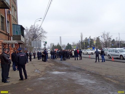 После отезда губернатора чиновники отошли в другое место и продолжил "митинг" 