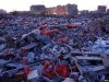 Вечерний пейзаж: мусорные хребты и жилые дома