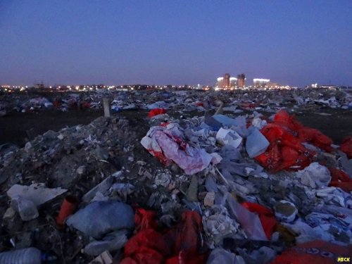 Мусор валится в непосредственной близости от жилых многоквартирных домов