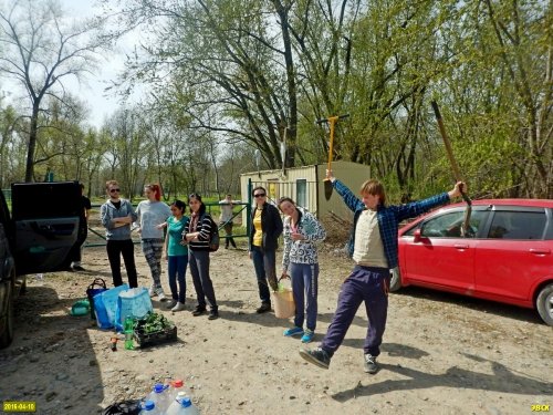 Место встречи активистов у входа в лесопарк Красный Кут, но в самом лесопарке деревья посадить не удалось