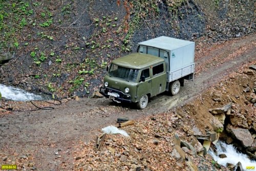 Транспорт строителей, ведущих незаконное строительство дороги на Энгельманову поляну