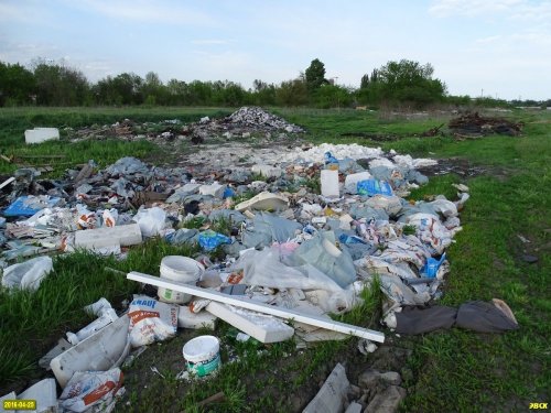 Места сваливания отходов растянулись узкой полосой от дороги, мимо зеленой зоны в сторону Гидростроя