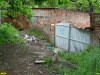 Часть "сквера" отведена под мусорку