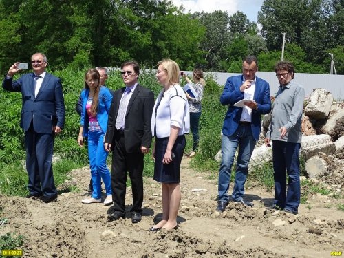 Чиновники осматривают захват берега Старой Кубани