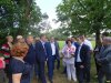Вице-губернатор Сергей Усенко общается с жителями мкр Вавилова