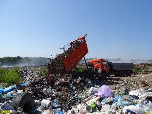 Вывоз мусора на закрытую свалку продолжается