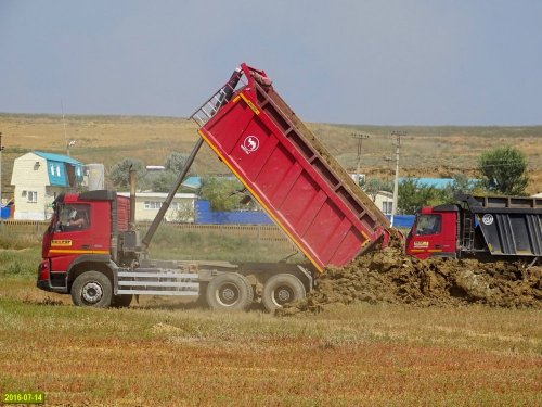 В ложе лимана вываливают грунт