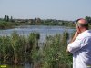 Глава Красносельского поселения М.Кныш обозревает замор рыбы в реке Кочеты