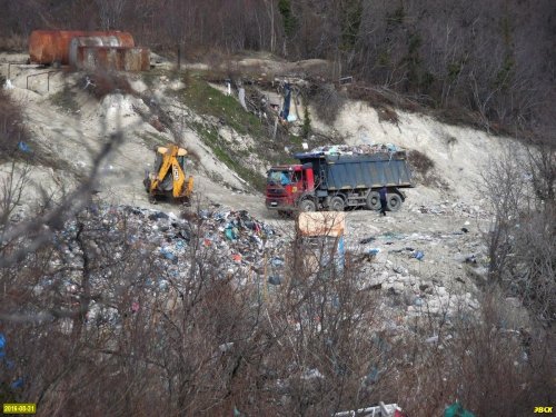 Ввоз мусора на горящую свалку