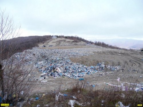 Мусорная гора, с которой открывается прекрасный вид на Черное море
