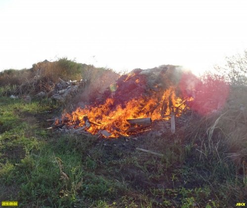 Пылающяя свалка строительного мусора недалеко от Шапсугского водохранилища