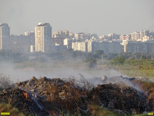 Юбилейный микрорайон Краснодара виднеется в дымке горящего мусора
