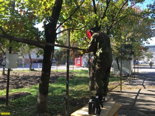 (2016.10.18) Краснодар. Идёт огораживание сквера на углу улиц Дальняя и Гаражная