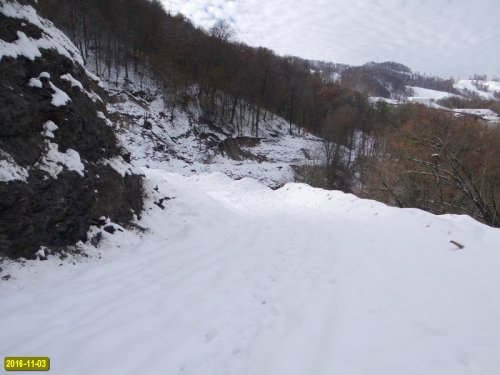 Хребет Аибга. Пробитая через горы трасса дороги на Энгельманову Поляну