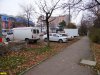 Часть зеленой зоны занимает автомобильная парковка