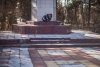 Разрушенный памятник на территории парка
