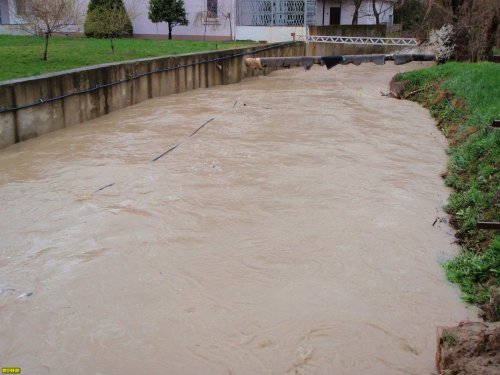 После дождей река Сукко вынесла в Черное море сотни тонн грязи