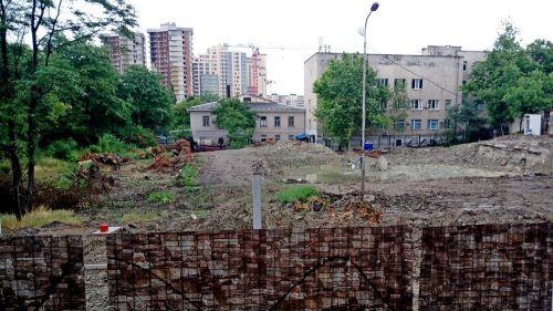 Участок парка Фрунзе на месте "Рыцарского зала", который хотят застроить