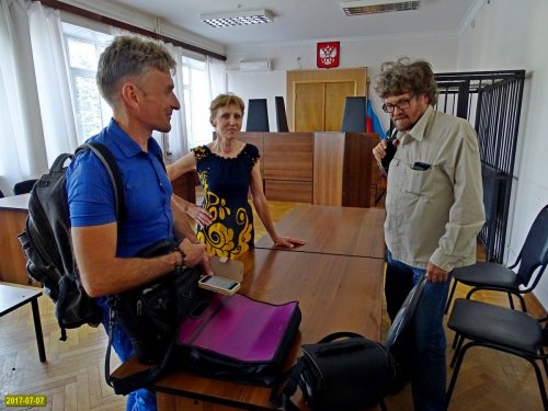 Активисты ЭВСК в суде после завершения судебного заседания по делу "Минюст против ЭВСК"