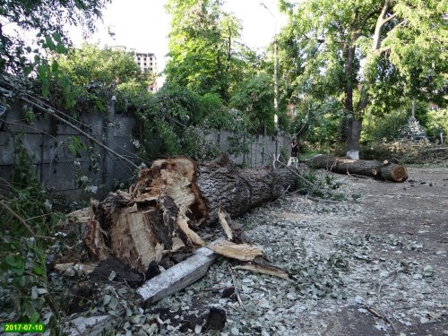 Последствия подготовки к возведению железобетонного забора вокруг гимназии №72