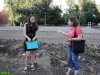 Активистка ЭкоВахты общается с возмущенной местной жительницей
