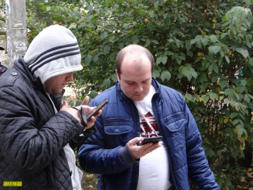 Сотрудник Департамента внутренней политики краевой администрации Максим Шевляков с коллегой